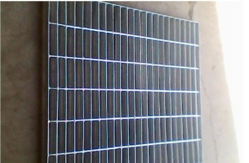 河北安平唯佳柵欄防護(hù)網(wǎng)廠 熱鍍鋅鋼格板的卓越制造與應(yīng)用